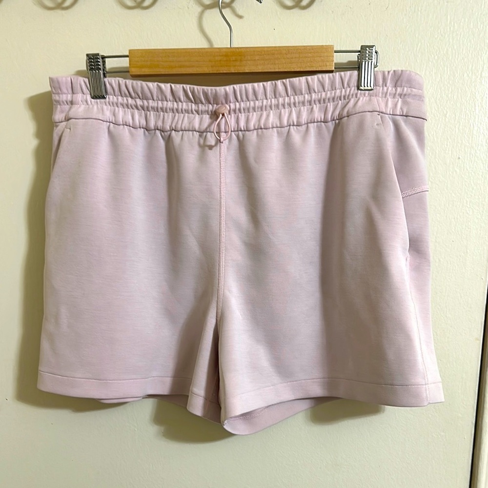 EUC Lululemon‎ Softstreme High-Rise Short 4" Strawberry Milkshake Size 12
